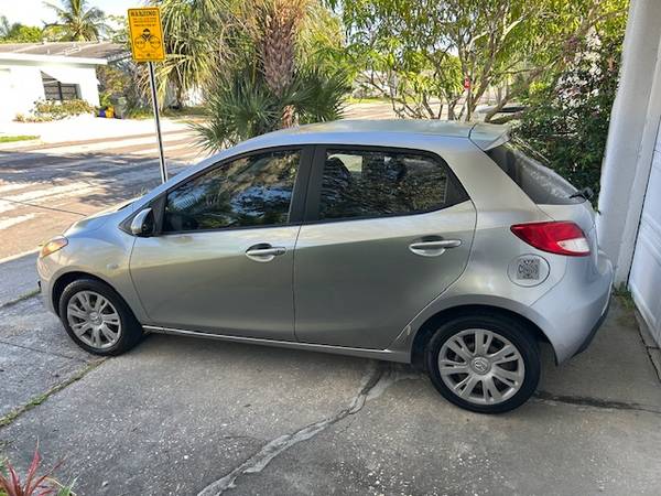2011 Mazda 2 Sport Excelente estado 127 mil millas Segundo propietario - $4,400 (Lake Worth Beach)63479761649025120