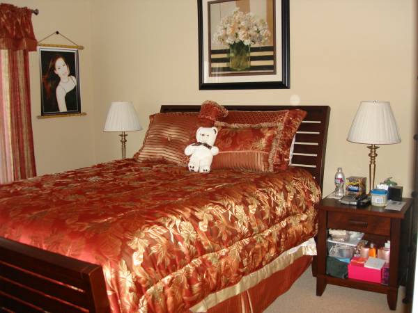 RED QUEEN SIZE BEDSPREAD 1