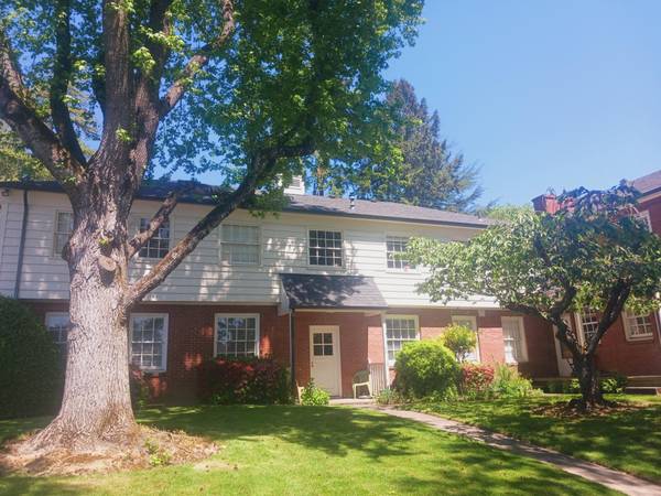 $1,465 / 1br - 686ft2 - Top floor, corner location with windows all around- Avail NOW! (Portland Raleigh Hills Beavteron)63672637108481121