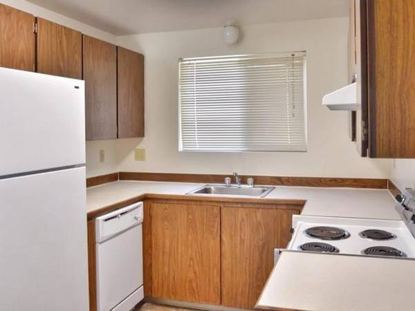 $1,400 / 2br - 950ft2 - Ideal 2 BR, Private Off-Leash Dog Park, 24-Hour Laundry63686562428545123