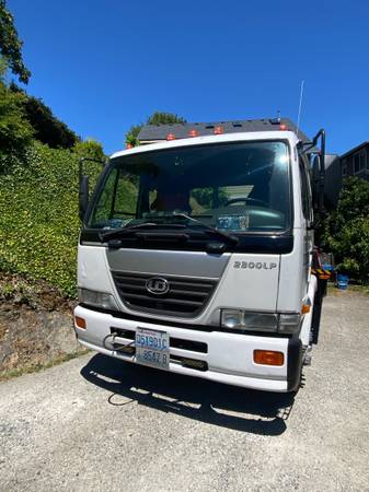 Camión grúa 2007 UD 2300LP con plataforma plana - $48,500 (Renton)63482811215747120