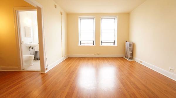Logan Square Studio ~ Great Location, 3 min from Blue Line w/ Elevator 1
