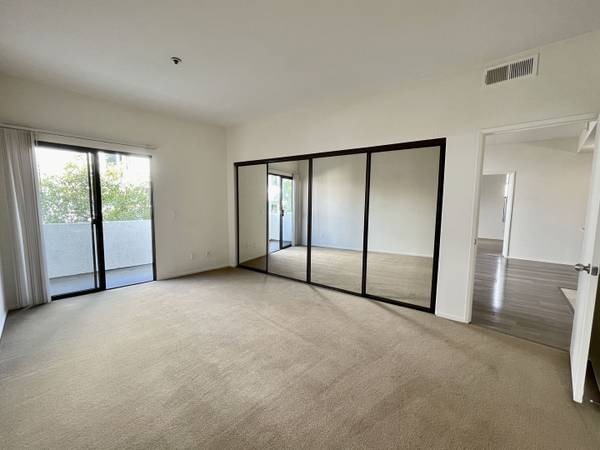 $3,500 / 2br - 2 Bed / 2 Bath Westwood Apt w/ Laminate Flooring, BBQ, Gym, Parking (Westwood 90024)63998152973826122