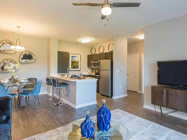 $1,834 / 2br - 1109ft2 - Sala de estar para residentes, todos los electrodomésticos GE con clasificación Energy Star, spa de masajes (Norte de Colorado Springs)63686815205121123