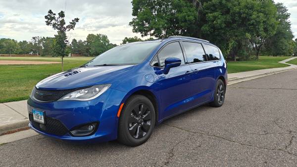 2020 Chrysler Pacifica Limited S Plug-in V6 Gas/Electric Hybrid - $25,999 (Denver)63612401165313124