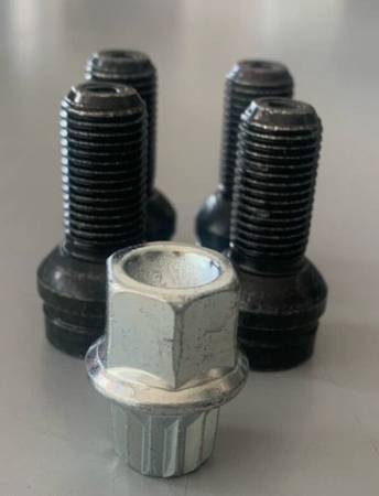 OEM MK4 VW Locking lug nut kit and lug covers 1