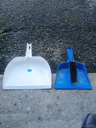 Plastic dust pan with brush 1