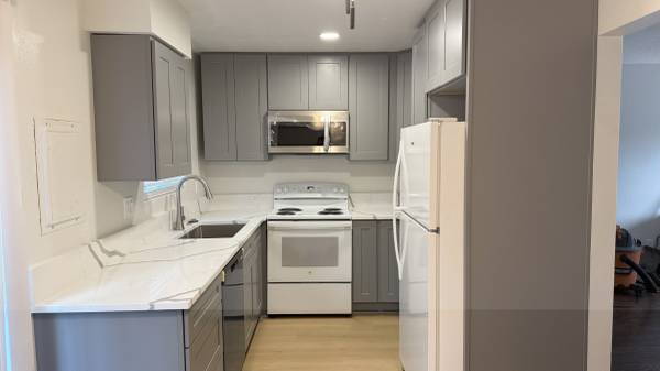 $1,700 / 2br - 1000ft2 - Amazing Apartment with Fenced Backyard (Tigard)63831397374721123