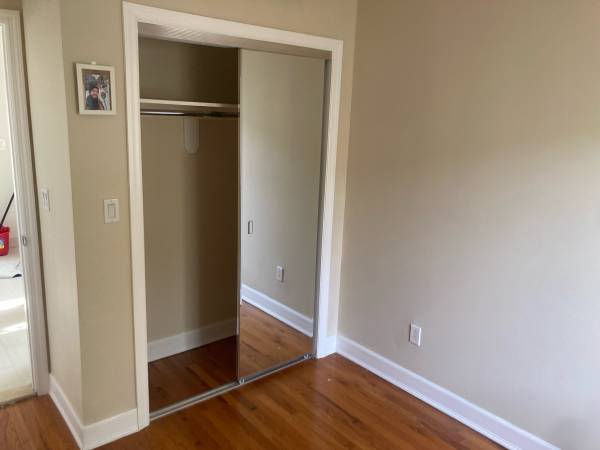 $1,350 / 1br - Sunny room for rent near Ditmars/35th St  all utilities incl- PLEASE READ (Astoria)63912046439427120