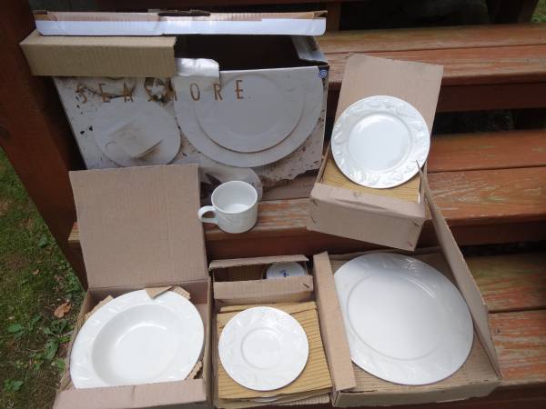 Seashore themed stoneware china set, never used, in original box 1