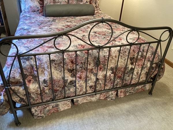 QUEEN SIZE METAL BED WITH MATTRESS & BOX SPRINGS - $400 (WAUKESHA)63471406773633122