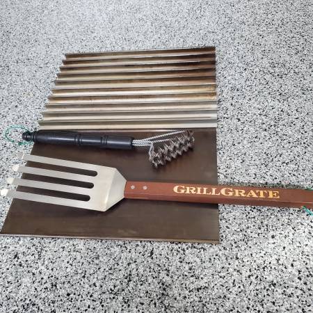 Grillgrate and griddle seasoned and tools 1