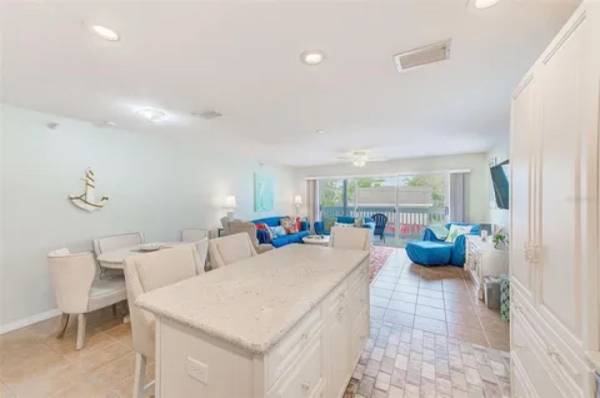 $150 / 2br - 1065ft2 - ROYAL CONDO (Indian Rocks Beach)63976137906563124