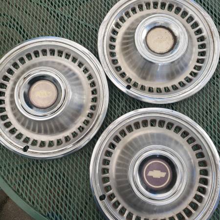 Chevy Hubcaps 1