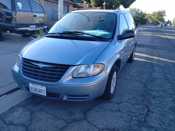 2005 CHRYSLER TOWN & COUNTRY, pocos kilómetros, revisión de emisiones realizada - $3.490 (Lancaster, CA)63437236491521121