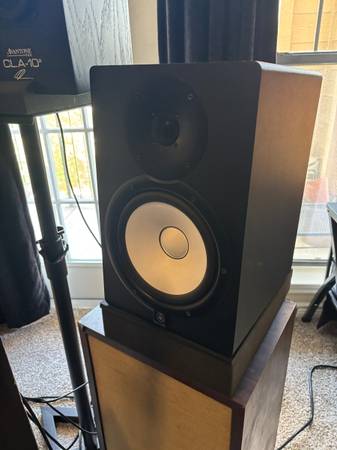 Yamaha HS8 studio speakers 1