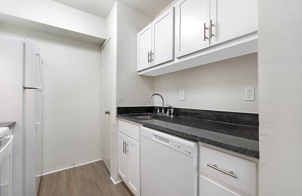 $1,240 / 1br - 722ft2 - "Se habla Espanol" 1 Bedroom with Bonus! 1st Floor! (Williams Blvd.)63881896007297123