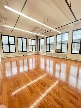 BEAUTIFUL CORNER COMMERCIAL LOFT SPACE WITH A PRIVATE BATHROOM ROOF TOP ACCESS. 1