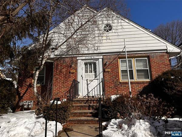 1 Bed / 1 Bath 2nd Floor Apartment with Newer Kitchen & Parking – East Rutherf 1