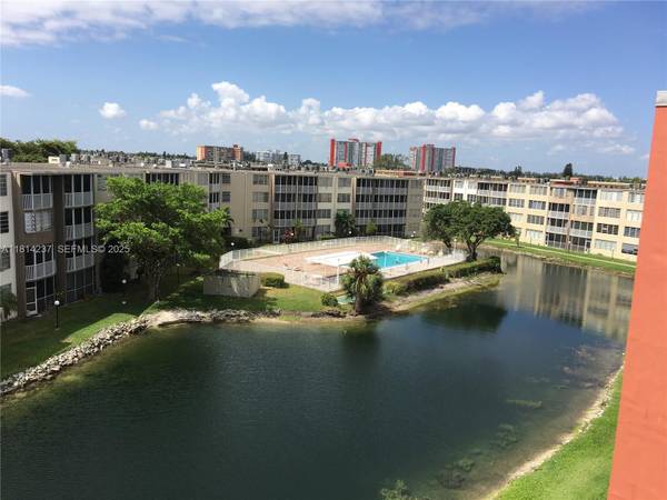 Beautifully remodeled 1/1 unit at wonderful Jade Winds condo 1