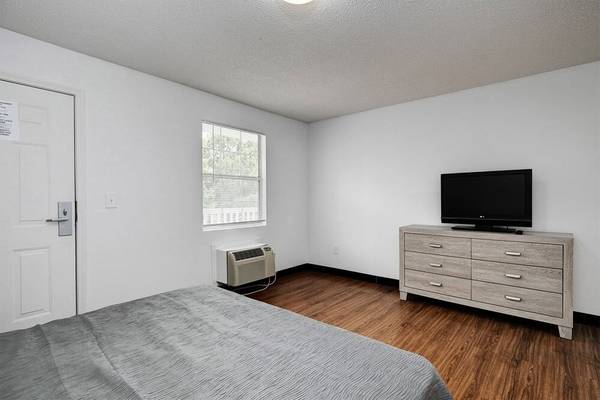Flat Screen TVs, Fully Furnished, Free Parking 1