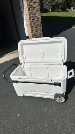 IGLOO BIG ICE CHEST with wheels and long handle 1