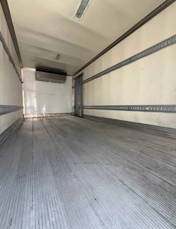 2017 Isuzu NRR Refrigerated - Photo 3