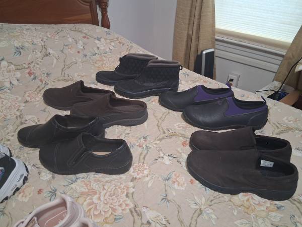 Women's Clark shoes worn once 1