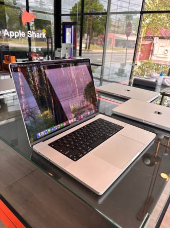Apple 16” 2023 MacBook Pro M2 Pro Chip 32GB Ram 512SSD 1