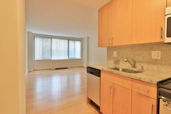 $2,195 / 440ft2 - STUDIO, Best Deal in Dupont Circle! Top Notch SERVICE and LOCATION! (Dupont Circle)63896278335747120