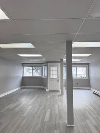 $1,300 / 850ft2 - *Newly Renovated Commercial Space, Ideal for Office, Church, Retail* (Westfield MA)64017048048129122