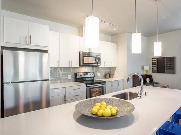$2,157 / 1 hab - 750 pies² - Estaciones de carga para vehículos eléctricos, Puertas de entrada de núcleo sólido, Pisos estilo madera dura (1036 7th Ave NW Issaquah WA 98027)63862176514179120