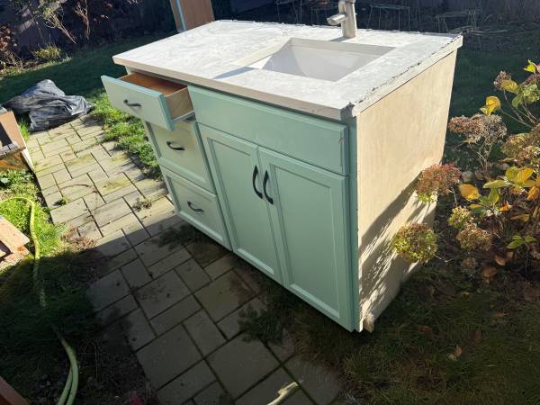 Free bathroom vanity with quartz top 1