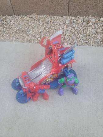Marvel Car with Action Figures 1