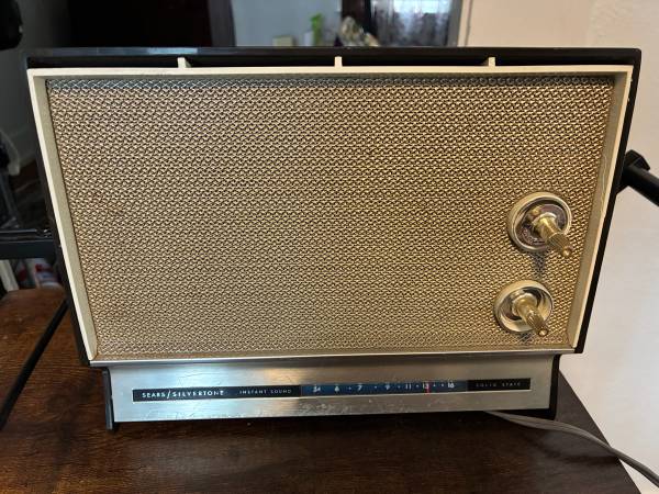 1968 Sears Silvertone instant Sound Solid State Table AM Radio 1