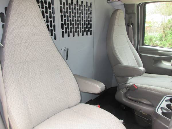 2017 Chevrolet EXPRESS G2500 3/4 - Photo 12