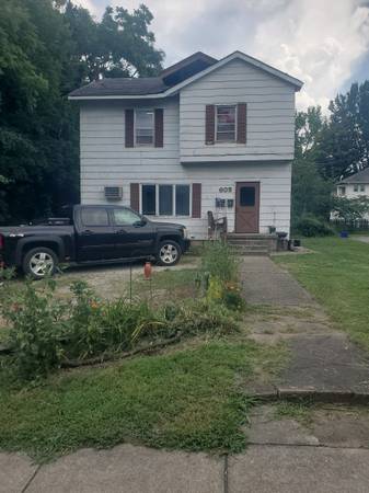 Nice 1 Bedroom 605 W. Oak 1