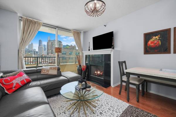 $2,074 / 1br - 1 bedroom / bath with updated kitchen has an expansive breakfast bar (Chicago)63960014437506120