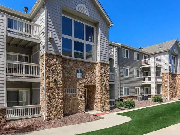 $1,899 / 2br - 985ft2 - Package Acceptance, Electric Stove, Garages, Walk-in Closets63973359390594122