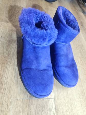 2 pair uggs size 11 women's $40 for both 1