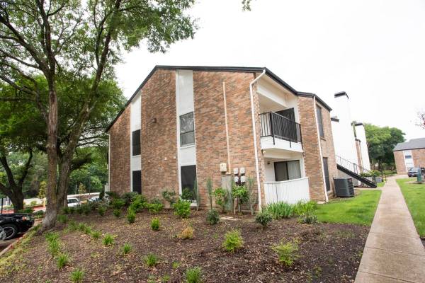 $1,675 / 3br - 1104ft2 - Brand New Cabinet Fronts, Large Closets, Microwave (4328 Duck Creek Dr, Garland, TX)63846410249857124