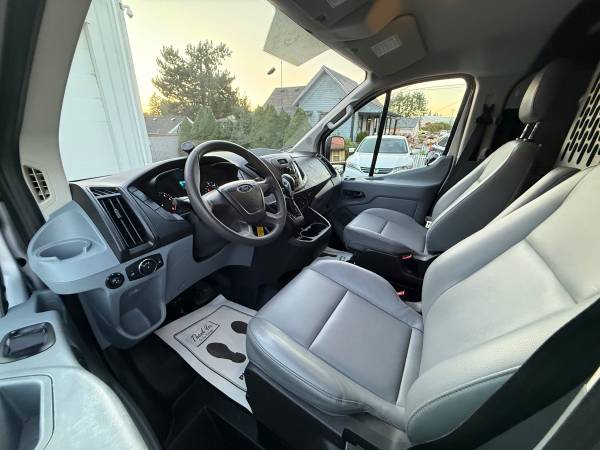 2015 Ford TRANSIT 150 - Photo 14