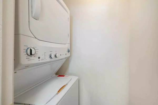 $2,036 / 2br - 1010ft2 - Spread out & settle in: 2 BR, 2 BA, 1010 Sq Ft of joy. (Sterling)64040194942338122