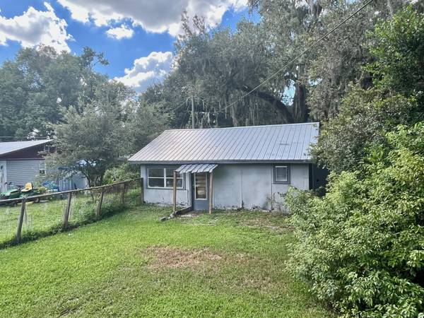 $1,895 / 5br - Beautiful 5BR/1BA Zephyrhills Home w/Brand NEW FLOORING! Fenced Yard N (Zephyrhills)63980539906946122