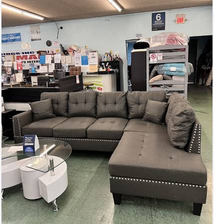 brown linen Sectional Sofa with 2 accent pillows. Comes new in 2 boxes 1