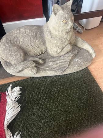 Heavy concrete cat on a mat 1