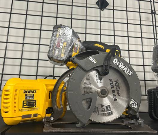 DEWALT DCS578 BRUSHLESS CIRCULAR SAW 1