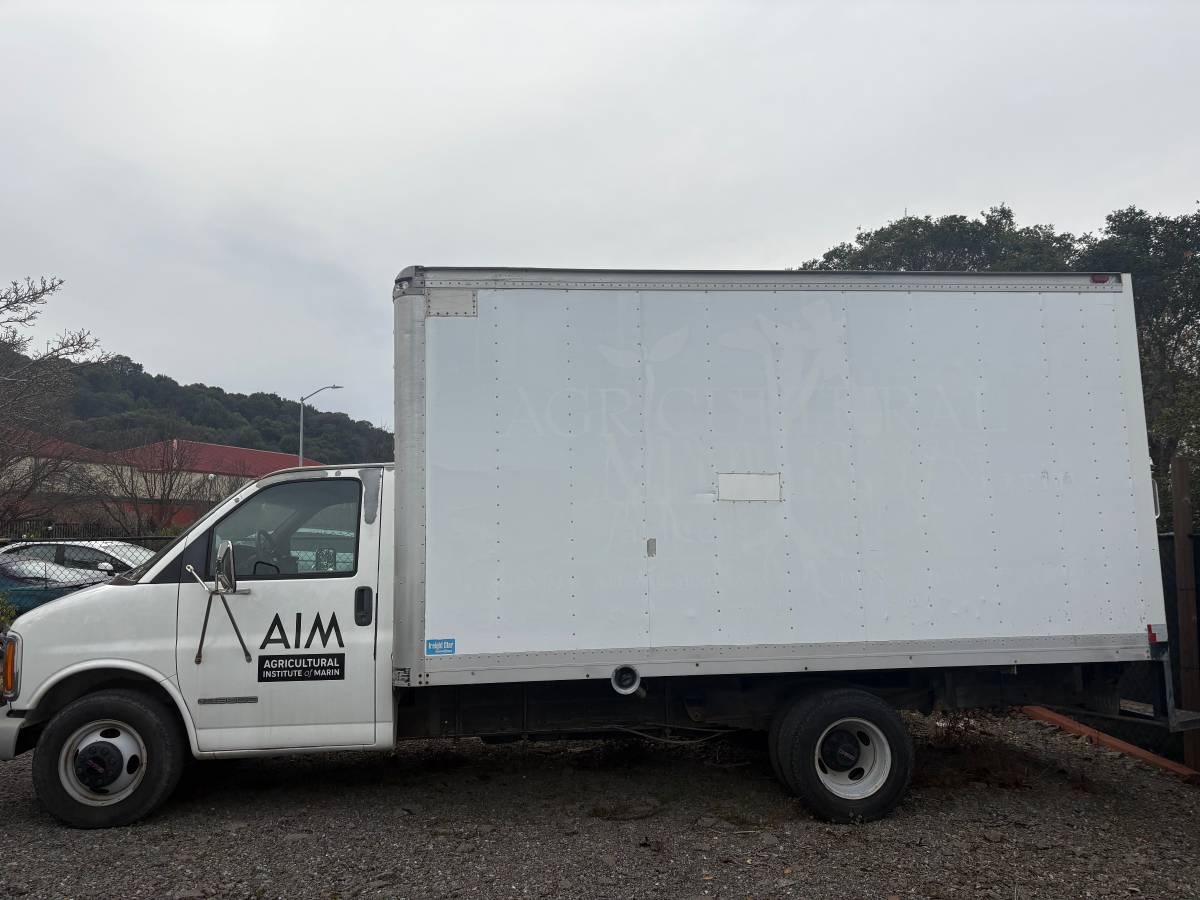 2002 GMC 3500 Savana 24' Box Truck