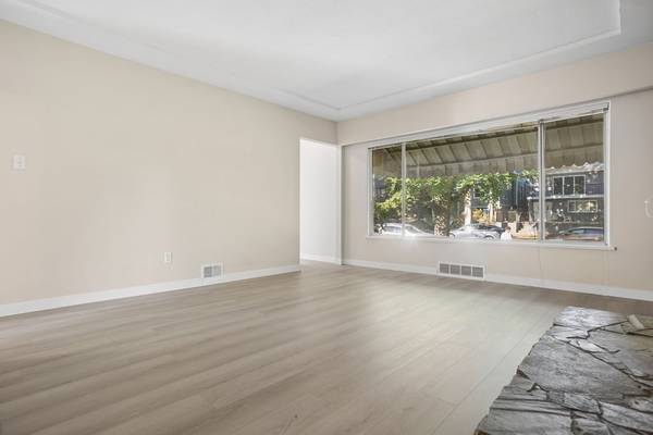 Victoria Kensington-Cedar Cottage 4 Bedrooms Whole House w/ Yards 5