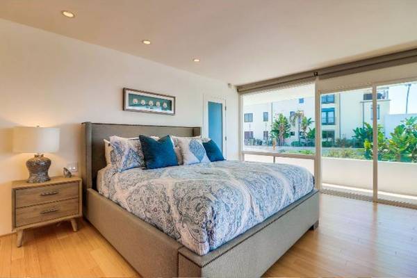 $210 / 4br - 2000ft2 - Accentuated by natural light and ocean views (La Jolla, CA)64196494253571121